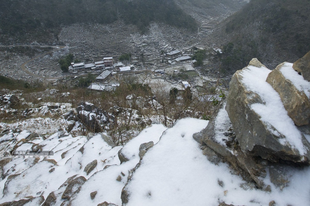 乐业天坑雪景图片