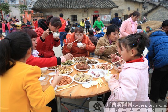 钦北区百灶村:品百家宴 看乡土"春晚"