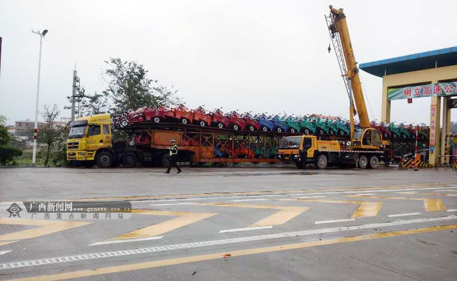 广西新闻网通讯员 谢丽丹 庾善策摄货车超长进退不得.