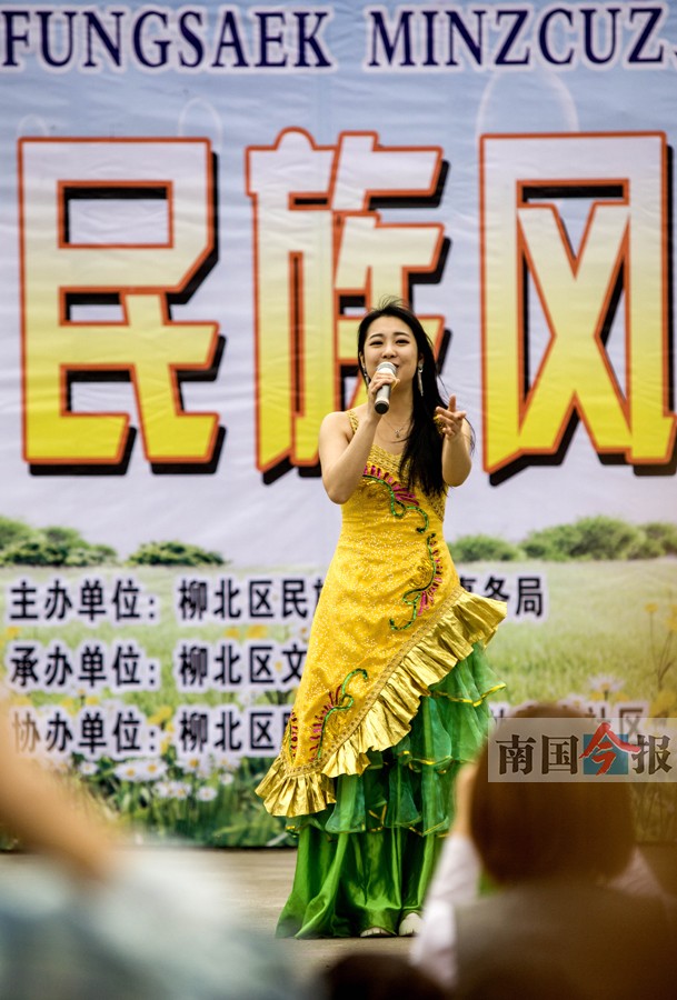 昨日上午，柳州市柳北区庆祝“壮族三月三”文艺演出在柳化生活区球场举