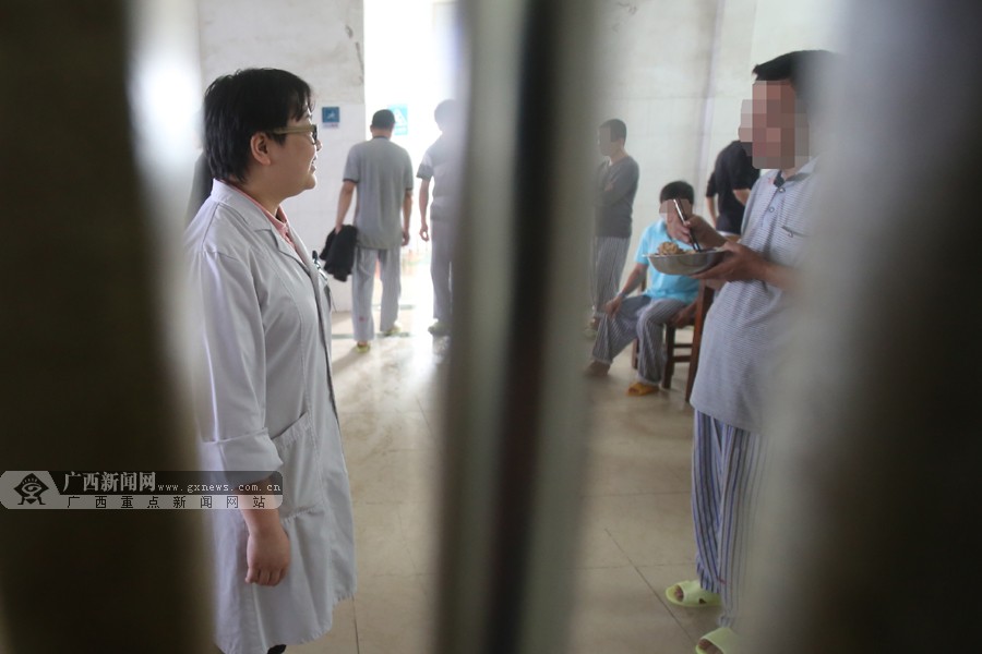 脸谱医者仁心关爱患者的精神科医生