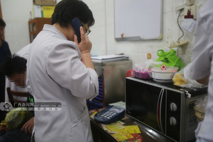 脸谱医者仁心关爱患者的精神科医生