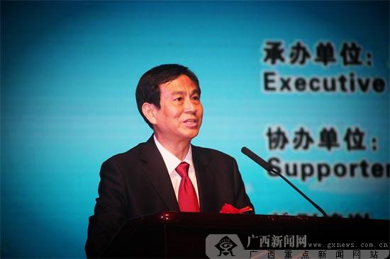 图为广西大学校长赵艳林活动仪式上介绍了广西大学留学生教育情况.