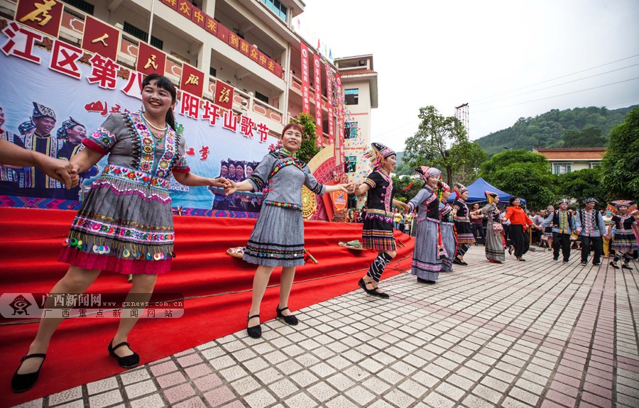 高清:百色右江区阳圩山歌节歌舞飞扬引游客