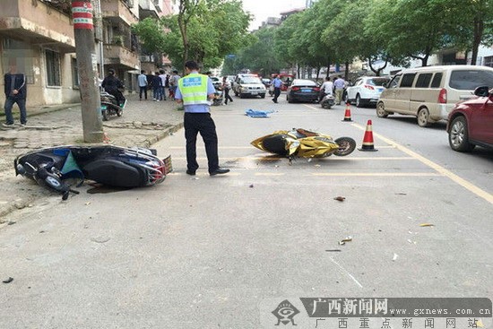 职校学生骑"鬼火"摩托车逆行连撞两车