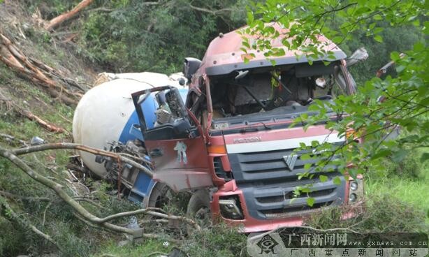 钦州市钦南区东场边防派出所迅速出警,妥善处理一起因交通事故引发的