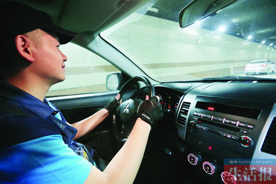 高清:男子入职4个月代驾280次 开过几百万保时捷