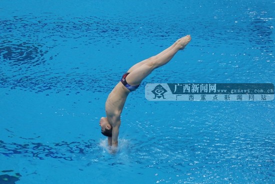 全国跳水冠军赛首日:何超男子3米跳板预赛第一