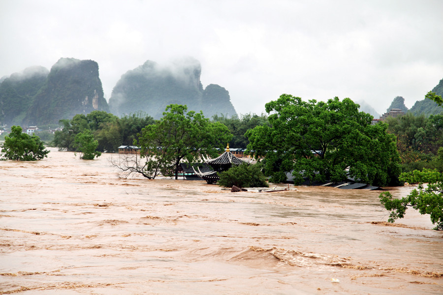 5月8日,桂林市阳朔县一景区被洪水淹没. 新华社 付兴学 摄