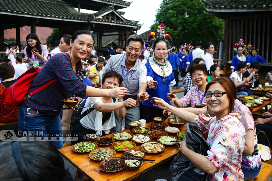游客体验侗族百家宴. 广西新闻网记者 黄河畅摄