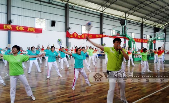 摄南宁爱好者们在表演展示柔力球自选套路《中国印》