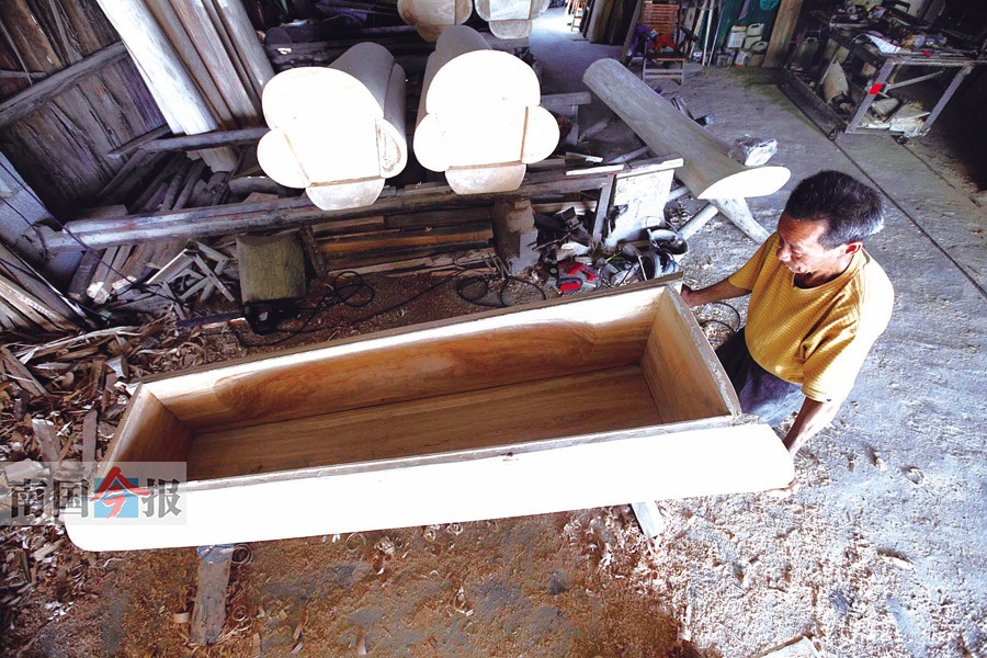 柳州棺材老手艺在六道延续花甲工匠年赚40万图