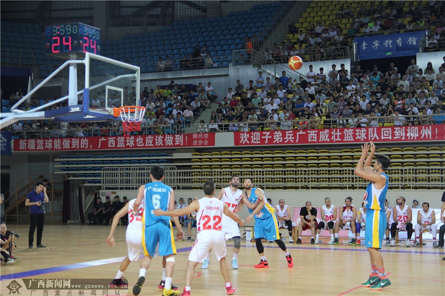广西威壮男篮在柳州"约战"约旦国家男篮 (7/13)