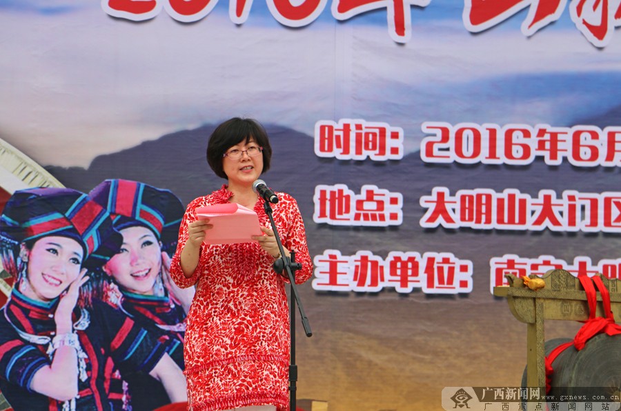 广西新闻网记者 唐沛尧 摄网红"武宣婆"再次与"柳州老鬼"同台精彩对歌