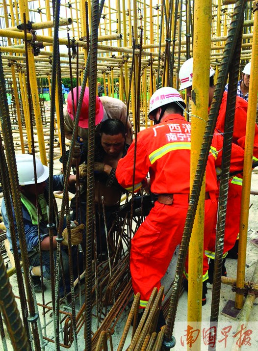 南寧一在建工地工人施工跌落肩膀被鋼筋穿透圖