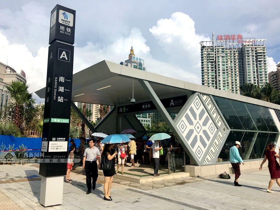 图为6月25日,市民在南湖站开启南宁地铁"尝鲜之旅".