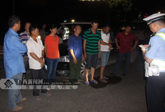 崇左5座小轿车挤进8人司机被罚200元扣6分图