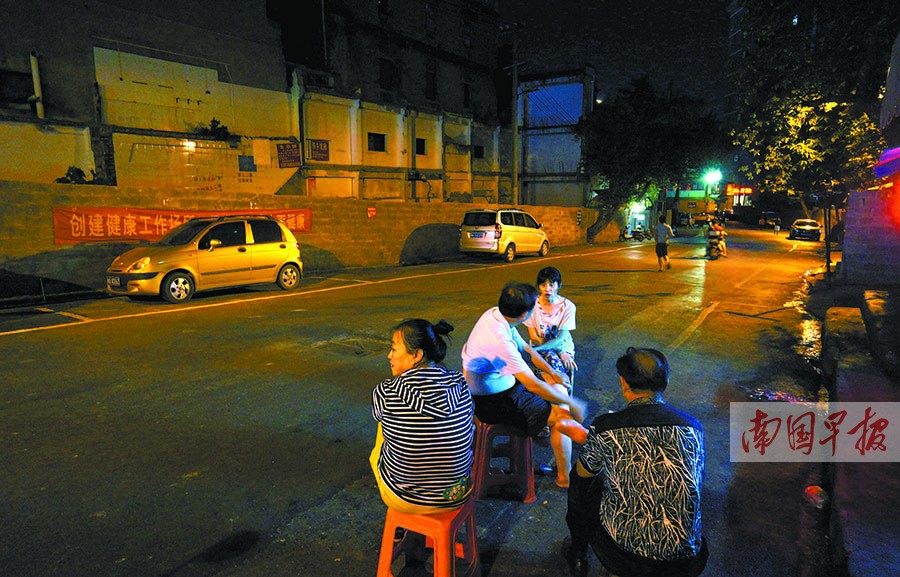 老街清净下来,街坊们难得坐在路边乘凉聊天.