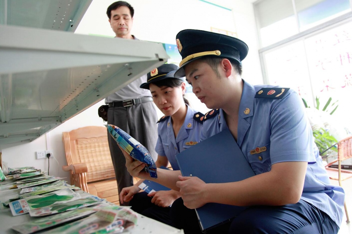 工商执法人员检查种子经营商户货品情况.广西新闻网通讯员 何正君 摄
