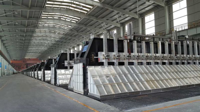 图片信息:电解铝生产车间,268个电解槽排成1.2公里,一眼看不到边.