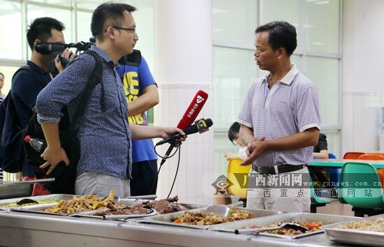 基地膳食科科长郑振辉为记者讲解运动员膳食保障工作.