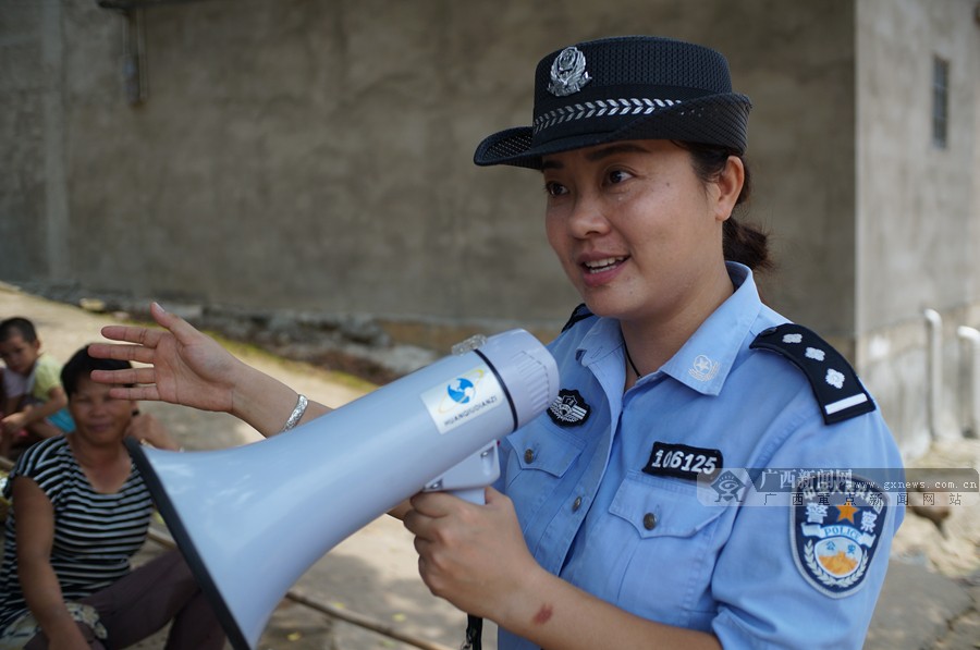 南宁基层派出所民警用大喇叭喊出一片平安112
