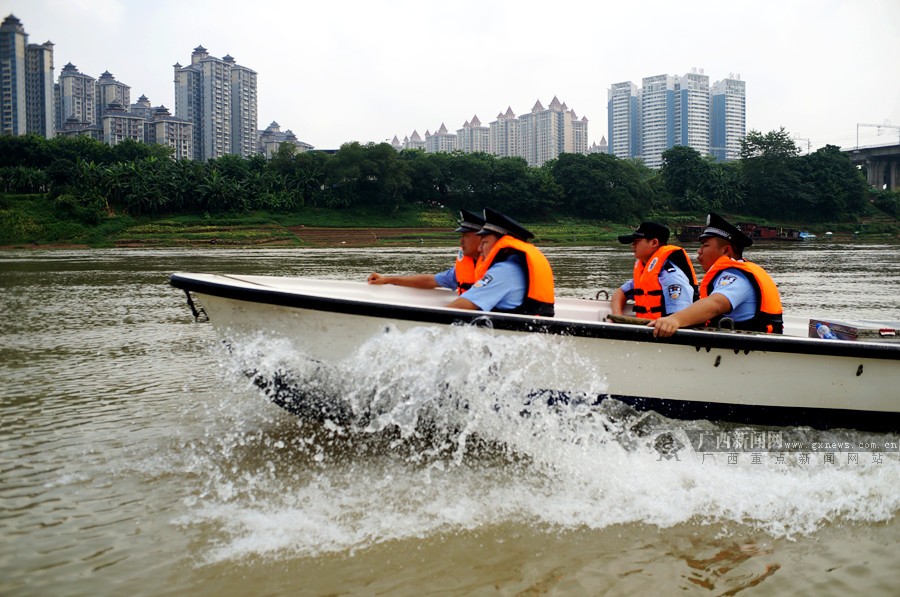 水上派出所的民警正在邕江江面进行例行巡逻.广西新闻网记者 邓昶摄