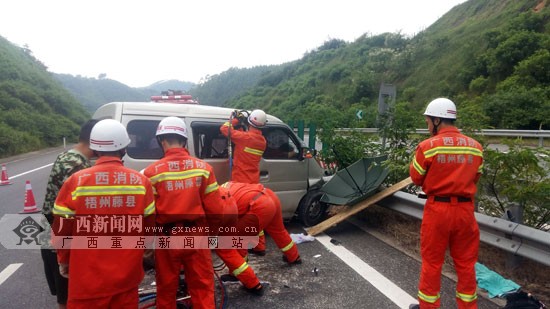 梧州:高速交通事故致1死4伤 事故原因正在调查-广西新闻网