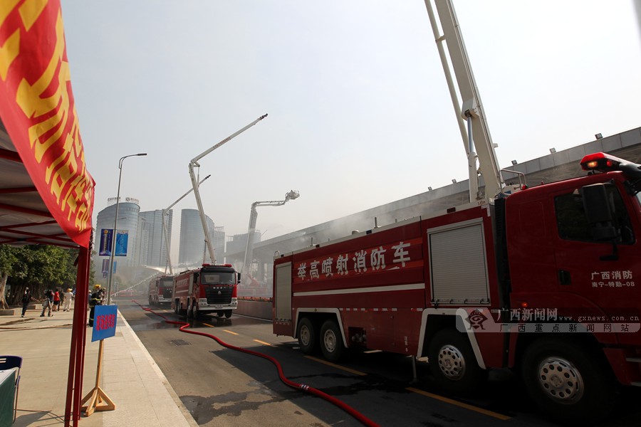 高清:南宁国际会展中心开展消防救援大演练-广西新闻图集