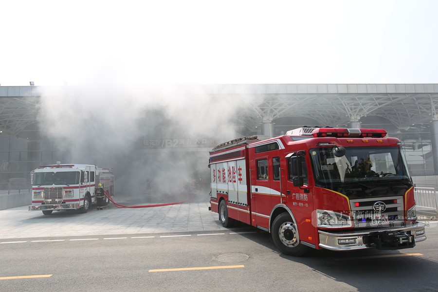 高清:南宁国际会展中心开展消防救援大演练-广西新闻图集