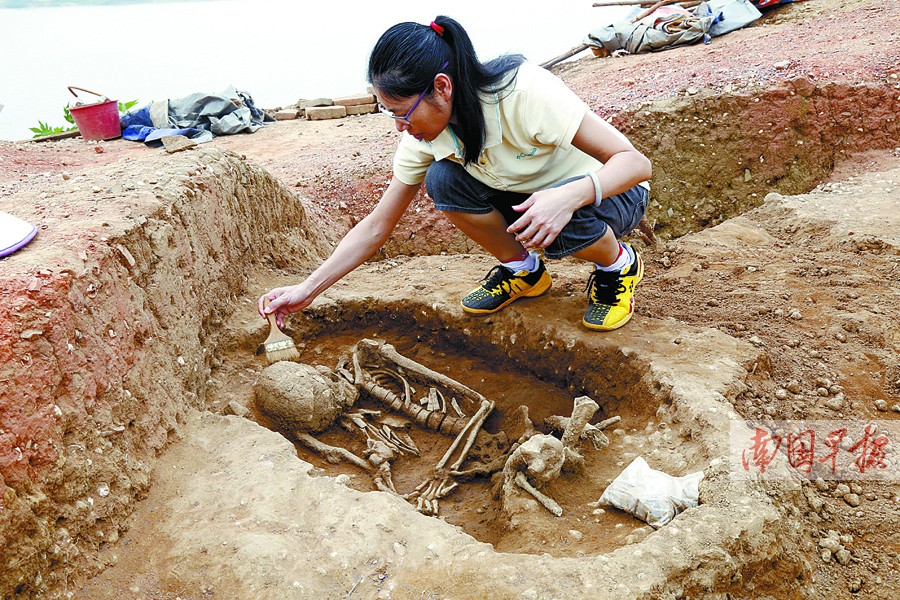 在目前发现的20多处人类墓葬中,大多数采用了上古时期岭南"流行"的屈