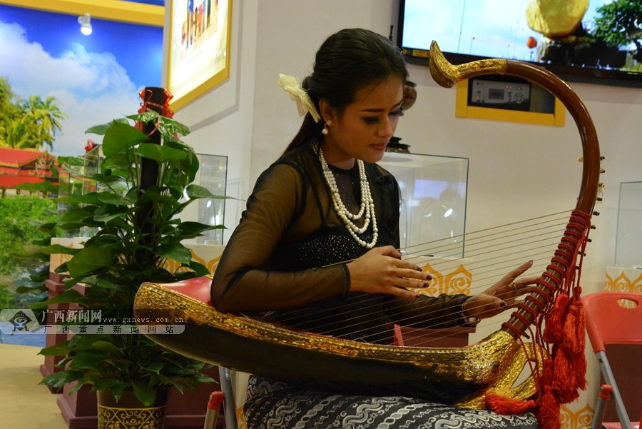 缅甸"弯琴"表演.广西新闻网记者 冼妍杏摄毛淡棉市充满热带风情.