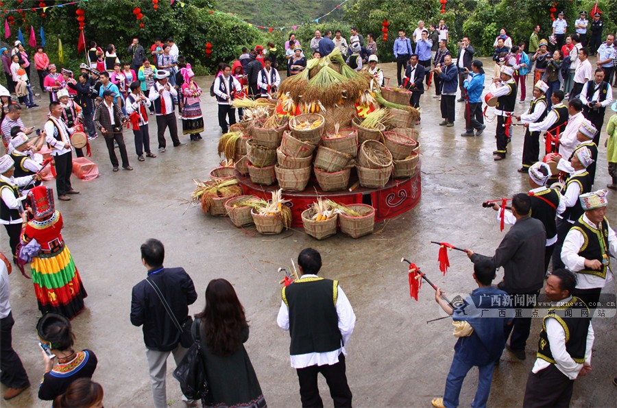 主要活动有采新,祭祖,拜树,尝新.