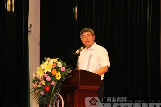 教龄满二十五年的女教师和教龄满三十年的男教师被表彰为"南宁二中
