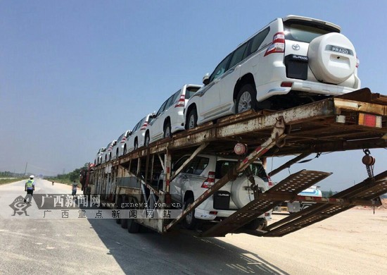 单层变双层 车主不顾行车安全非法改装大货车(图)