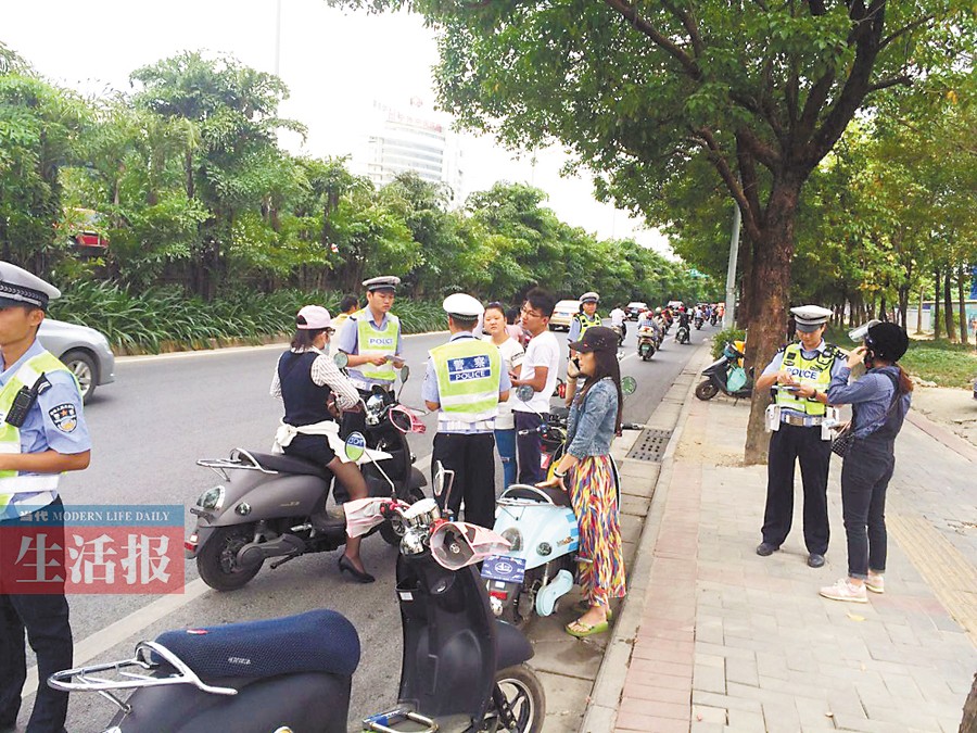 南宁交警整治电动车 电驴遇临检竟在立交桥上逆行