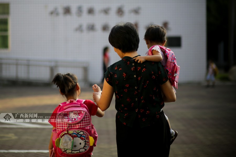 早晨,宋英武会送两个年纪还小的孩子上学.