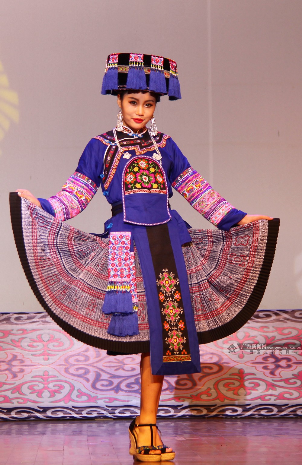 高清:广西隆林举办民族服饰展演活动 (7/18)