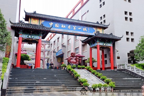 凭祥红木文博城素有"中国红木第一城"美誉.广西新闻网记者 孙璐 摄