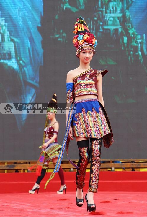 传统与时尚相结合的现代瑶族服饰