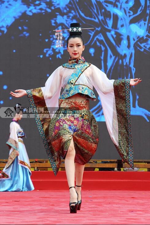 世界瑶都广西金秀瑶服大秀七彩霓裳时髦又浪漫