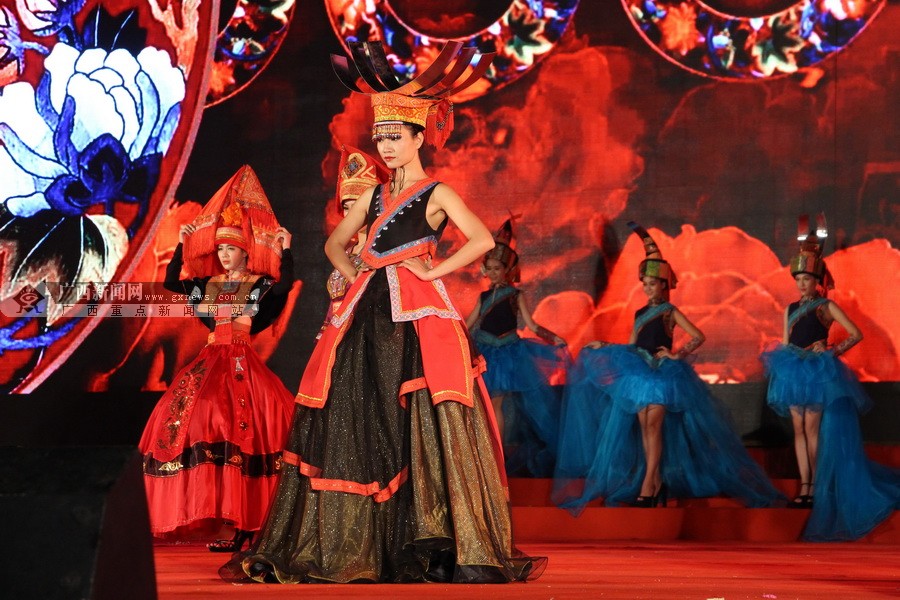 世界瑶都广西金秀瑶服大秀七彩霓裳时髦又浪漫