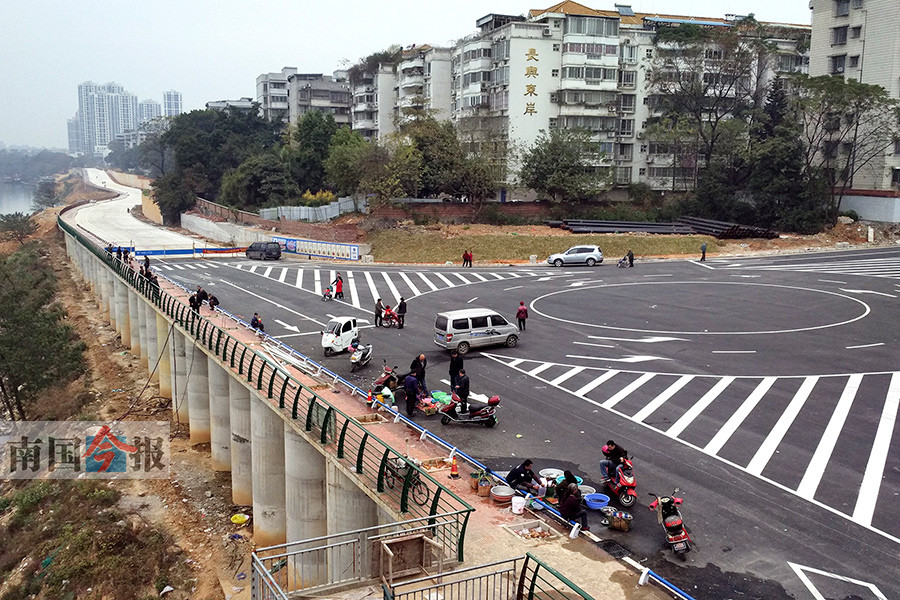 柳州滨江西路延长线黄村路段完工 水上填出道路