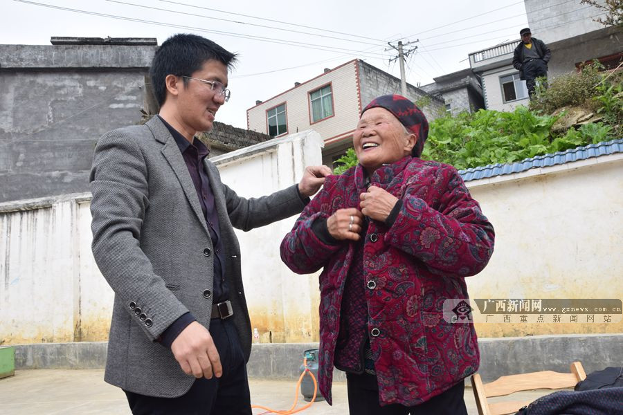 高清凤山130户贫困村民齐吃年夜饭