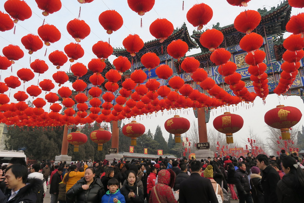 1月28日,游客在北京市第32届地坛春节庙会上参观游览.