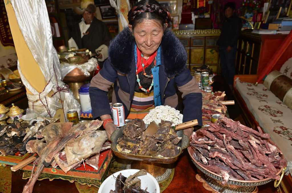 1月28日,西藏日喀则市藏族群众准备好美食,佳酿,一家老小欢聚一堂,共