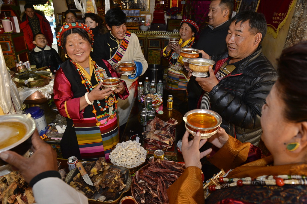 藏族群众准备好美食,佳酿,一家老小欢聚一堂,共度日喀则农家新年第