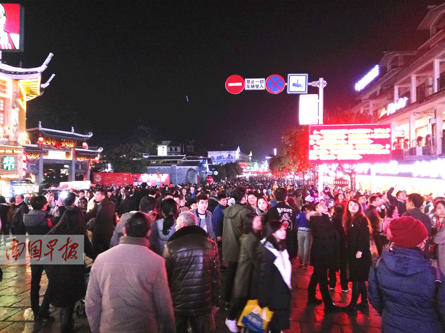2月1日,阳朔西街人头涌动.记者 苏华摄