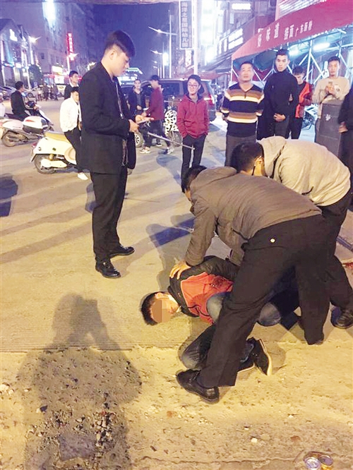 街头上演生死时速小贼飞车抢夺民警追捕擒拿