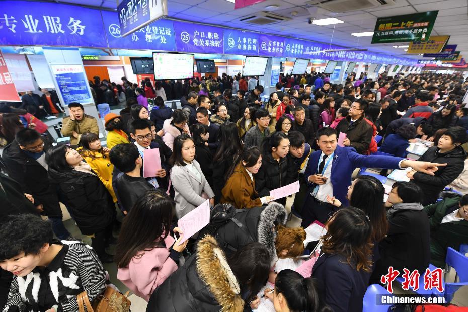 太原招聘会人山人海场面壮观